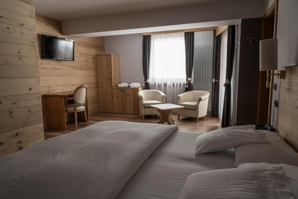 Двухместный (Улучшенный двухместный номер с 1 кроватью или 2 отдельными кроватями) отеля Chalet Laura Lodge Hotel, Мадонна-ди-Кампильо