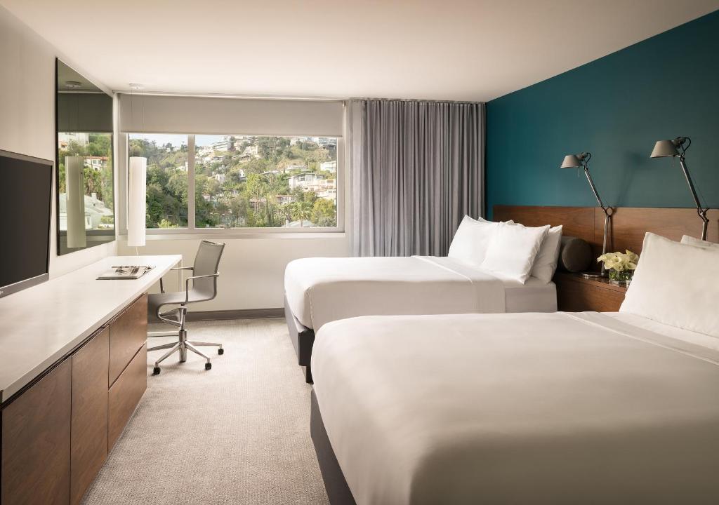 Четырехместный (Номер Ada с кроватью размера «queen-size» и душем) отеля Andaz West Hollywood-a concept by Hyatt, Лос-Анджелес