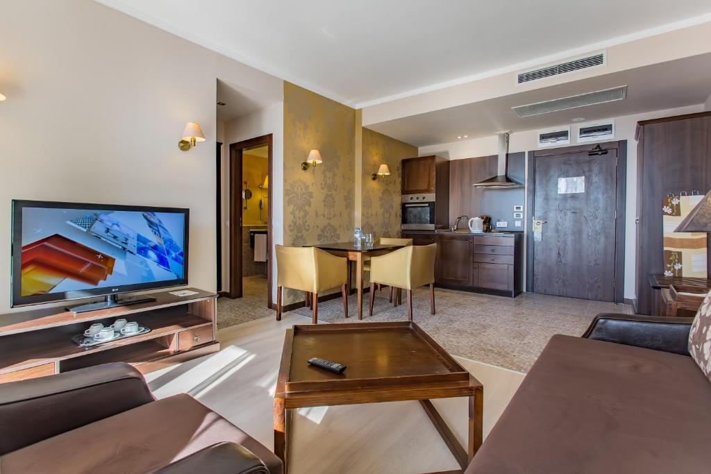Апартаменты (Апартаменты с 1 спальней и видом на бассейн (2 взрослых + 1 ребенок)) курортного отеля Barceló Royal Beach, Солнечный Берег