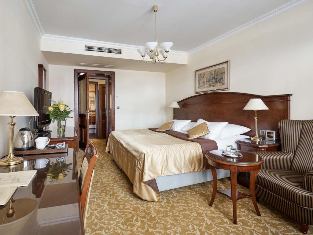 Двухместный (Улучшенный двухместный номер с 1 кроватью и кондиционером) отеля Romance Puškin, Карловы Вары