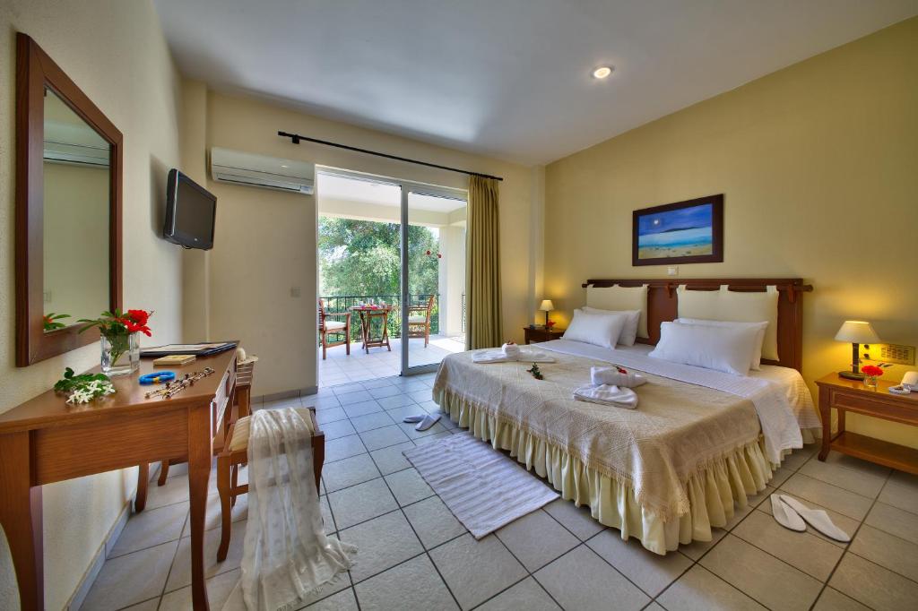 Двухместный (Двухместный номер с 1 кроватью или 2 отдельными кроватями, вид на сад) курортного отеля Paxos Club Resort & SPA, Гайос