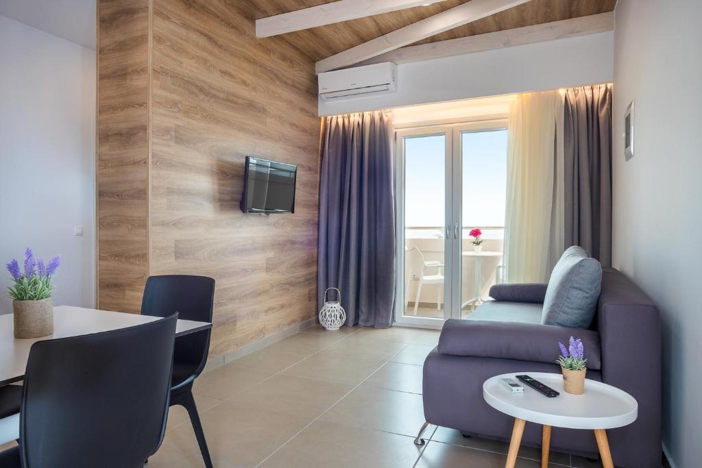 Сьюит (Люкс с гидромассажной ванной) апарт-отеля Evelyn Hotel, Ставрос (Крит), Крит