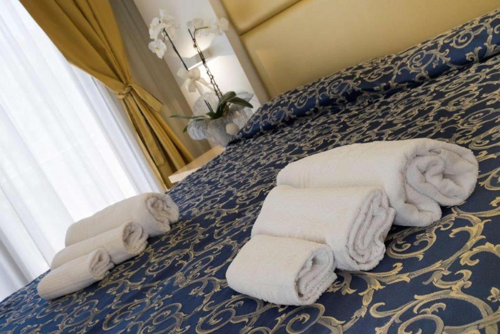 Двухместный (Улучшенный двухместный номер с 1 кроватью или 2 отдельными кроватями и балконом) отеля Hotel Ambassador, Римини