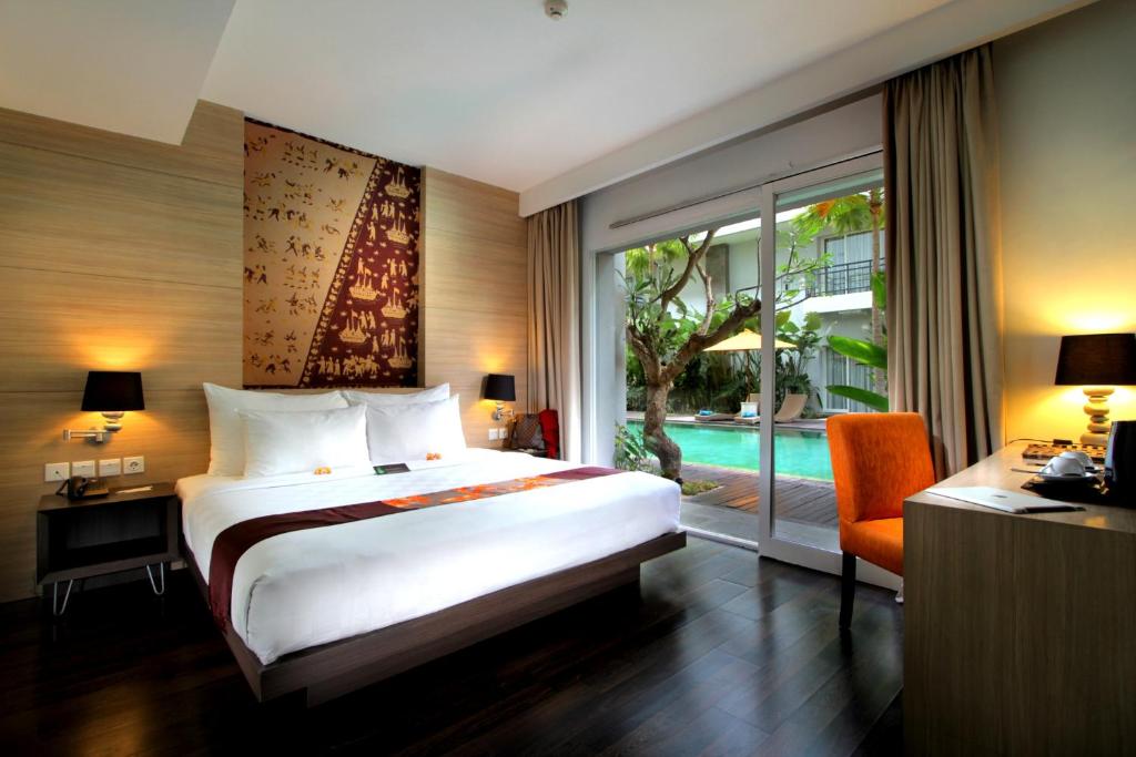 Двухместный (Двухместный номер Делюкс с 1 кроватью или 2 отдельными кроватями и террасой с бассейном) отеля b Hotel Bali & Spa, Денпасар