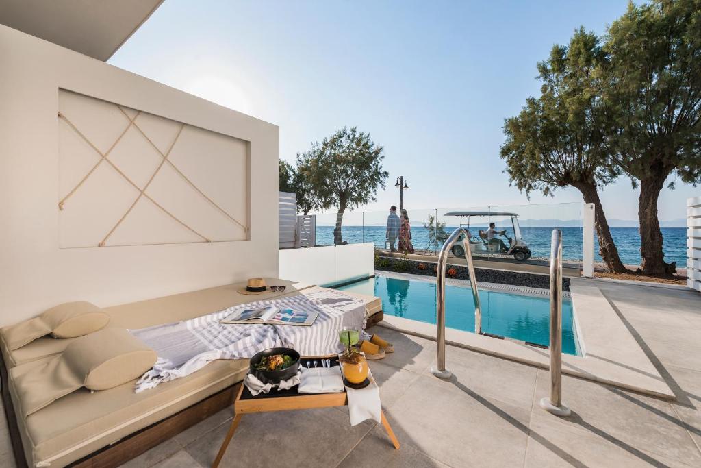Сьюит (Люкс «Премьер» с собственным бассейном, рядом с морем) апарт-отеля Villa Di Mare, Иксиа