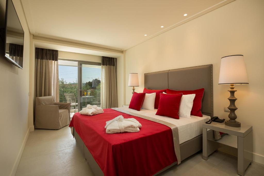 Двухместный (Улучшенный номер с ограниченным видом на залив) отеля Rodostamo Hotel & Spa- Adults Friendly, Коммено