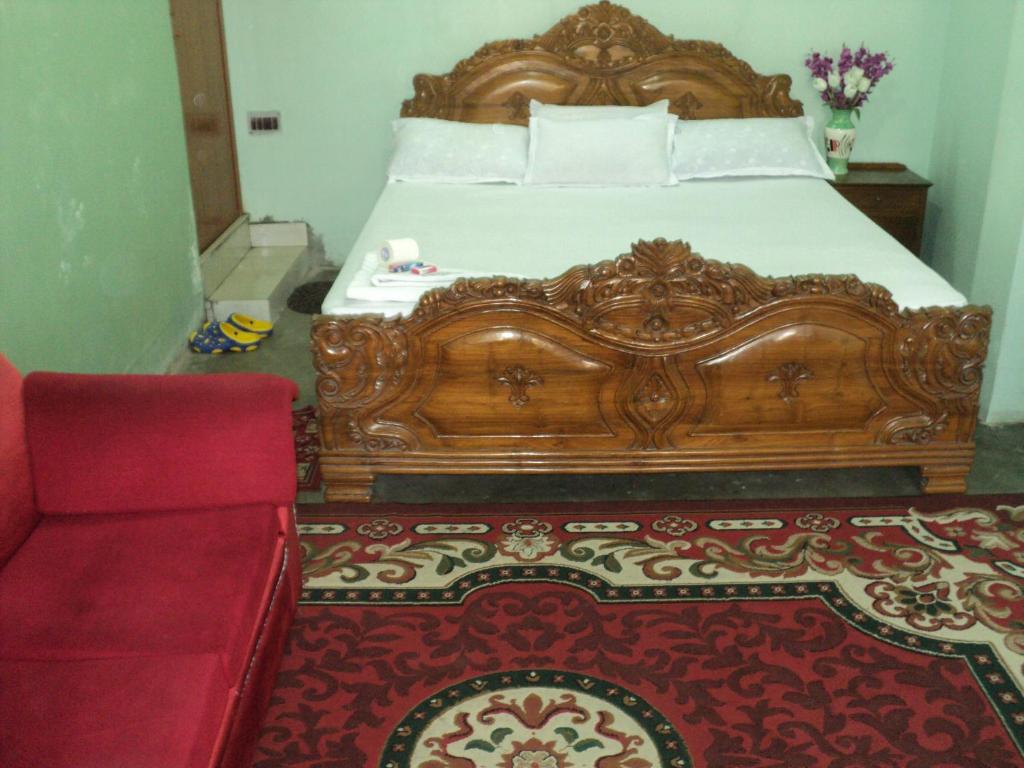Трехместный (Трехместный номер с собственной ванной комнатой) гостевого дома Royal Guest House & Service Apartment, Калькутта