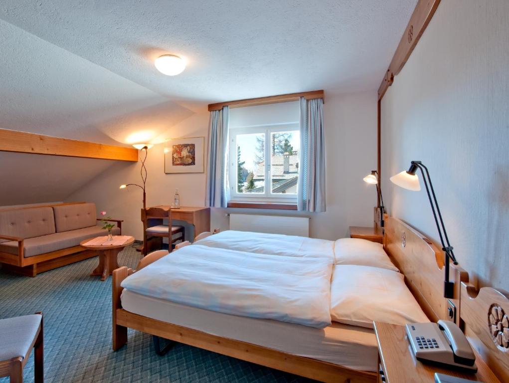 Двухместный (Улучшенный двухместный номер с 1 кроватью) отеля Hotel Chesa Grischa, Санкт-Мориц