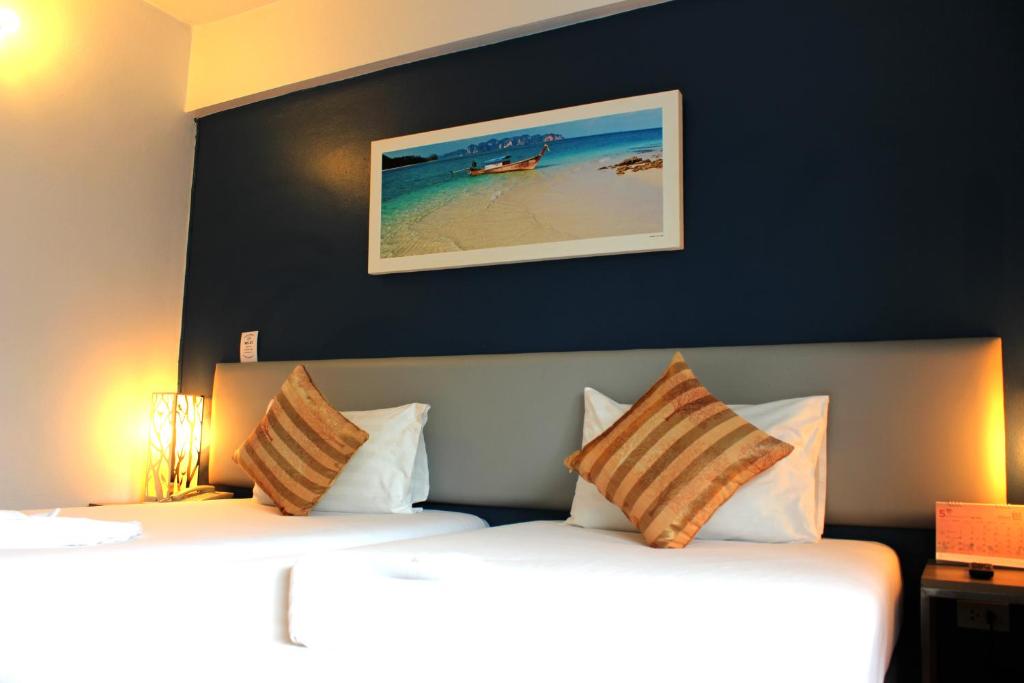 Двухместный (Стандартный двухместный номер с 1 кроватью или 2 отдельными кроватями, вид на город) отеля ON Hotel Phuket, Пхукет