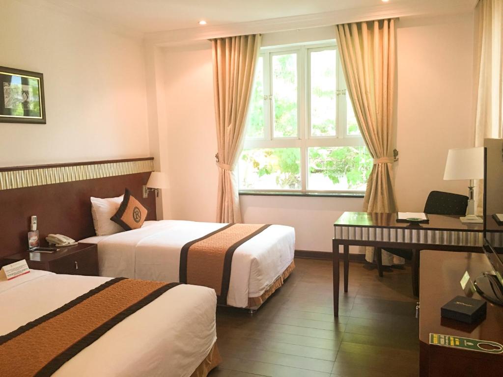 Двухместный (Улучшенный двухместный номер с 2 отдельными кроватями и видом на сад) отеля Royal Villas Halong, Халонг
