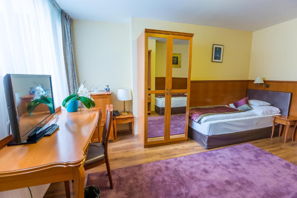 Двухместный (Двухместный номер с 2 отдельными кроватями - Подходит для гостей с ограниченными физическими возможностями) отеля Pannonia Hotel, Шопрон