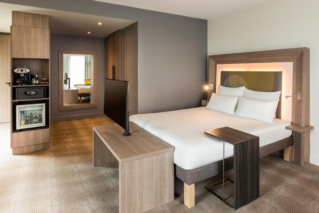 Сьюит (Junior Suite with Queen Bed and Sofa Bed), Novotel Amsterdam Schiphol Airport