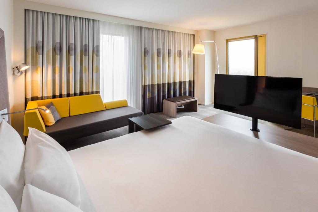 Сьюит (Junior Suite with Queen Bed and Sofa Bed), Novotel Amsterdam Schiphol Airport