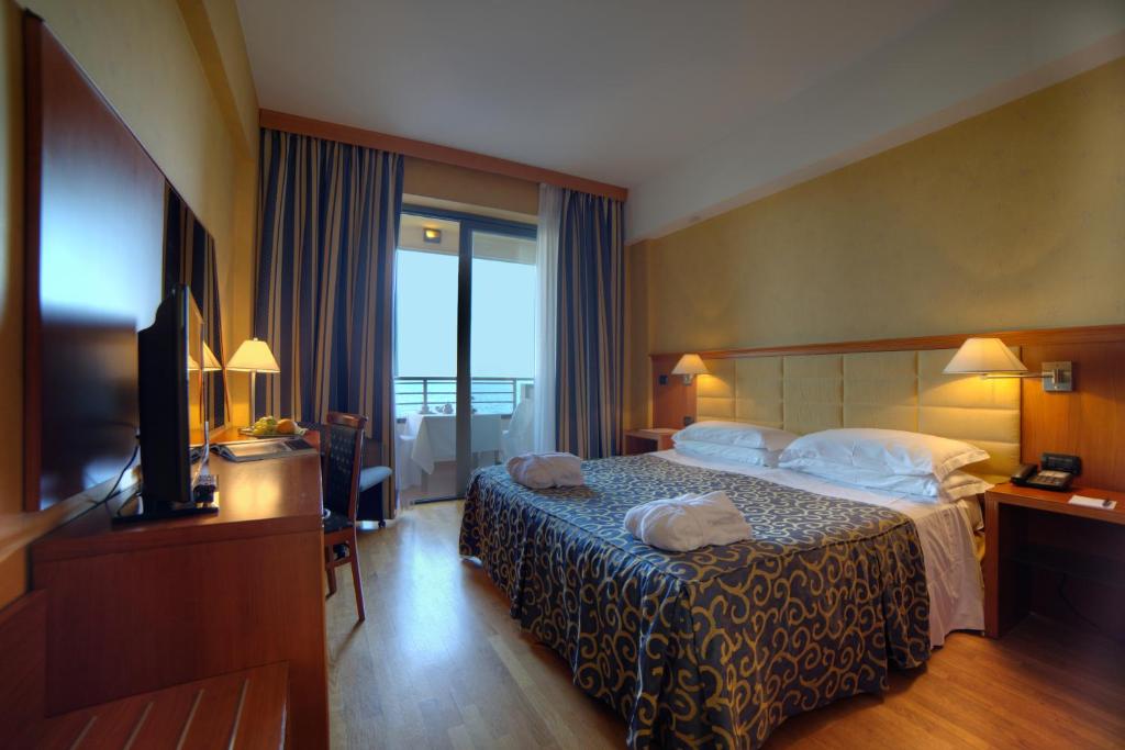 Двухместный (Двухместный номер Делюкс с 1 кроватью или 2 отдельными кроватями и видом на море) отеля Hotel Nettuno, Катания