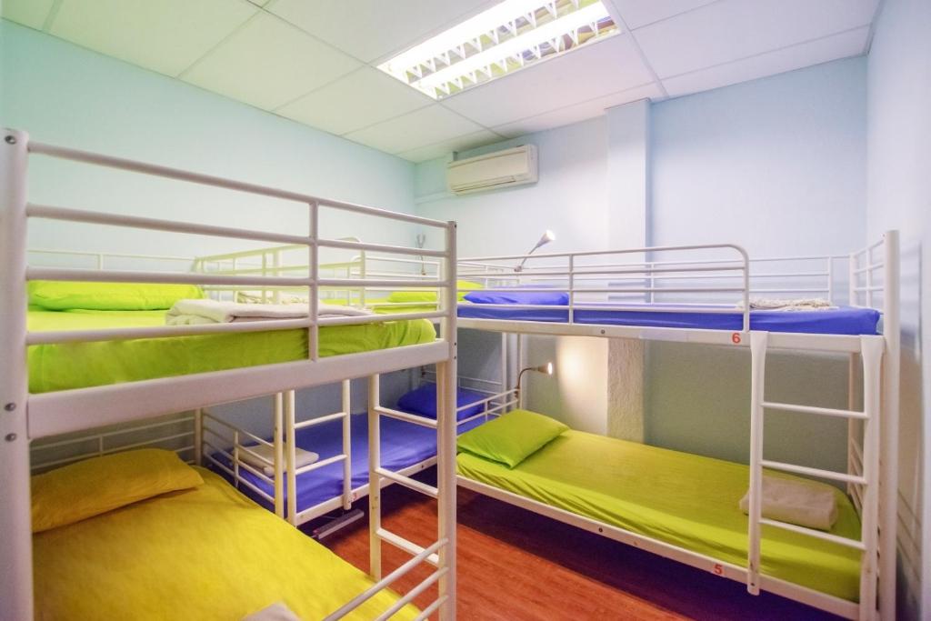 Номер (Односпальная кровать в общем номере для мужчин и женщин с 18 кроватями) хостела Vintage Inn @ Clarke Quay, Сингапур (город)