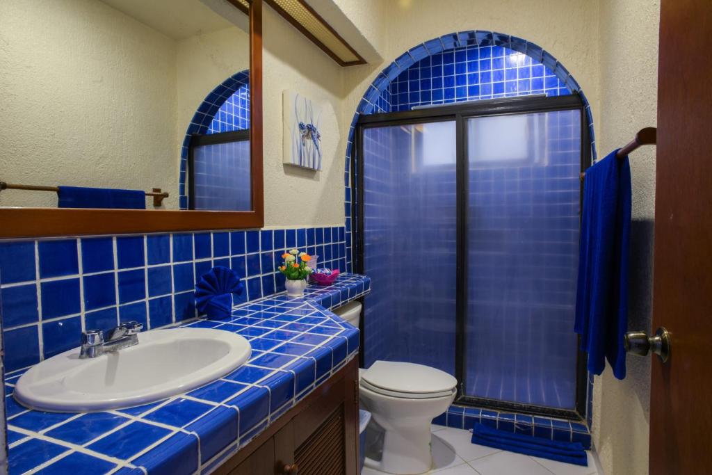Двухместный (Кондоминиум с 3 спальнями с видом на море) апарт-отеля Aquatech Villas DeRosa Resort, Акумаль