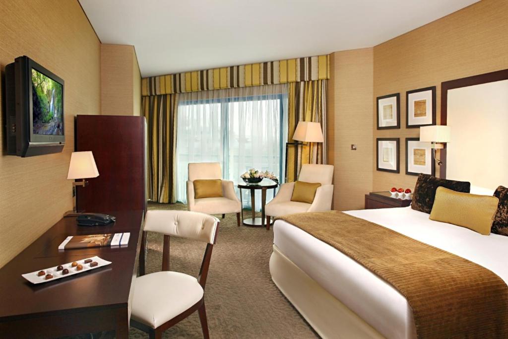 Двухместный (Номер Делюкс с кроватью размера «king-size») отеля Roda Al Bustan Hotel, Дубай