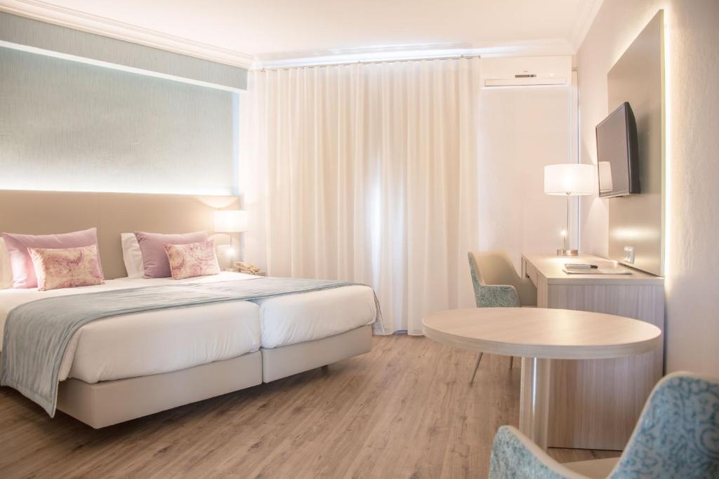 Двухместный (Улучшенный двухместный номер с 2 отдельными кроватями) отеля Loule Jardim Hotel, Лоле