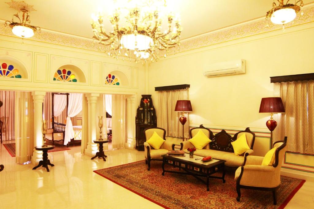 Сьюит (Люкс с кроватью размера «king-size» и балконом) отеля Grand Uniara A Heritage Hotel, Джайпур