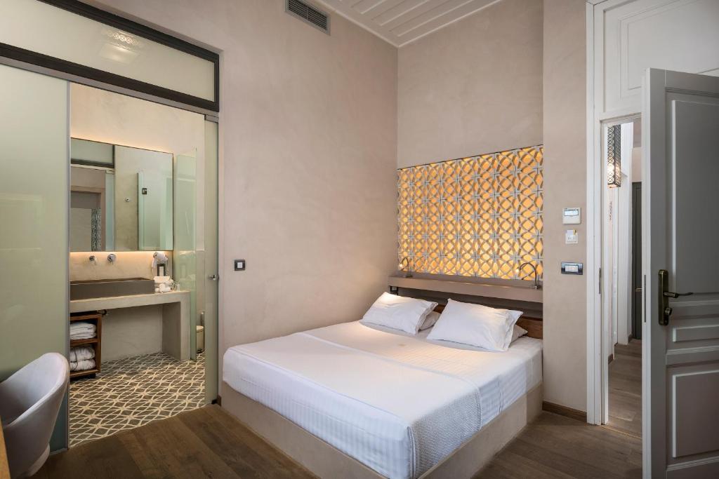 Двухместный (Стандартный двухместный номер площадью 20 кв. метров с 1 кроватью и гидромассажной ванной) отеля Ambassadors Residence Boutique Hotel, Ханья