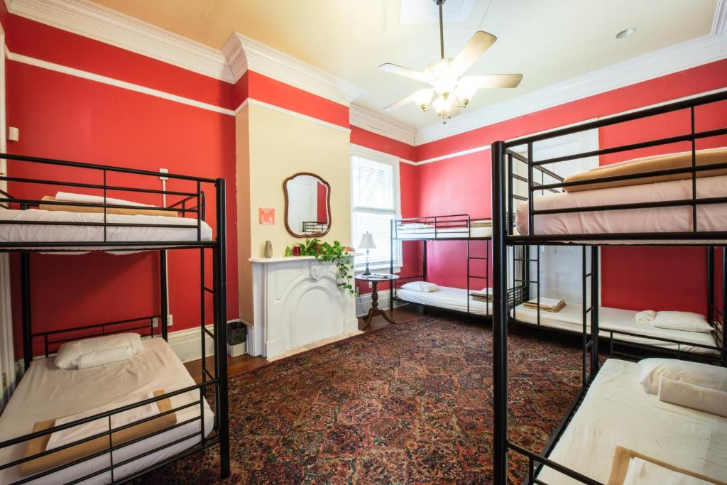 Номер (Кровать в общем 8-местном номере для мужчин и женщин) хостела Auberge NOLA Hostel, Новый Орлеан