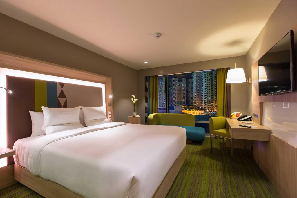 Трехместный (Представительский номер с кроватью размера «king-size») отеля Novotel Manila Araneta City Hotel, Манила