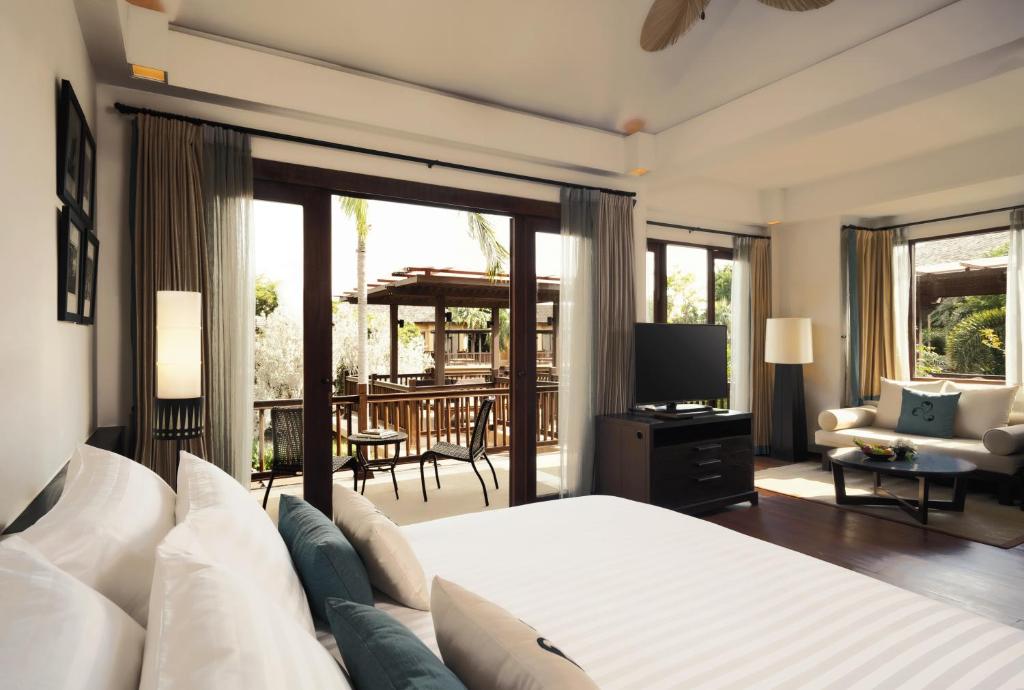 Сьюит (Люкс с кроватью размера «king-size», террасой и видом на лагуну) курортного отеля Asara Villa & Suite, Хуахин