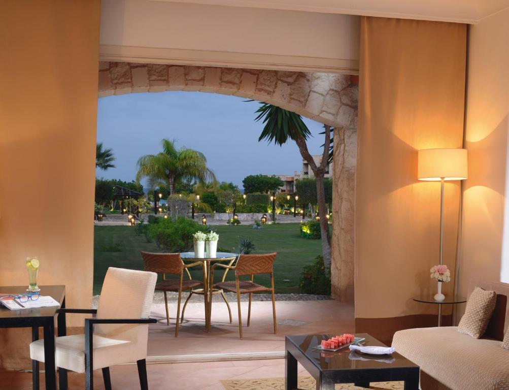 Двухместный (Двухместный номер Делюкс с 2 отдельными кроватями и видом на сад) курортного отеля Mövenpick Resort El Sokhna, Айн-Сохна