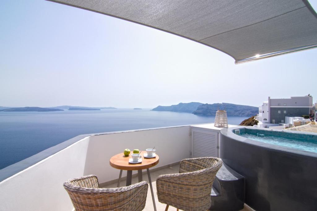 Сьюит (Главный люкс с гидромассажной ванной на воздухе, вид на кальдеру) отеля Santorini Secret Premium, Оя
