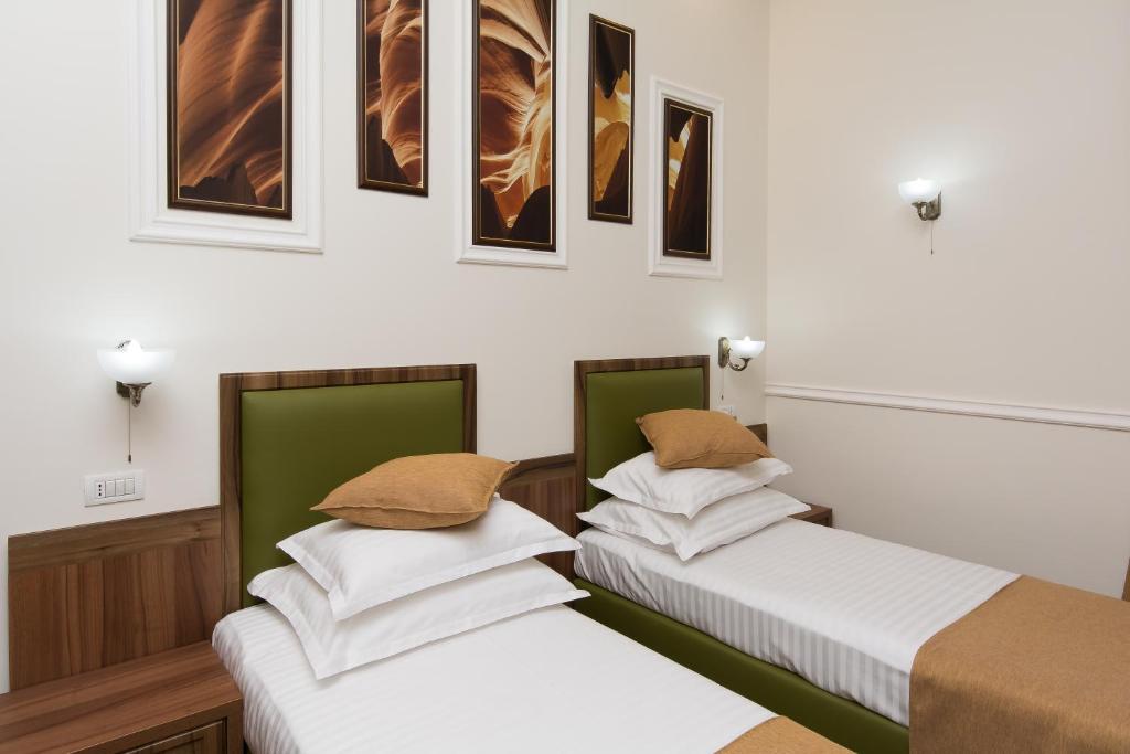 Двухместный (Улучшенный двухместный номер с 1 кроватью или 2 отдельными кроватями) отеля La Strada Boutique Villa, Питешти
