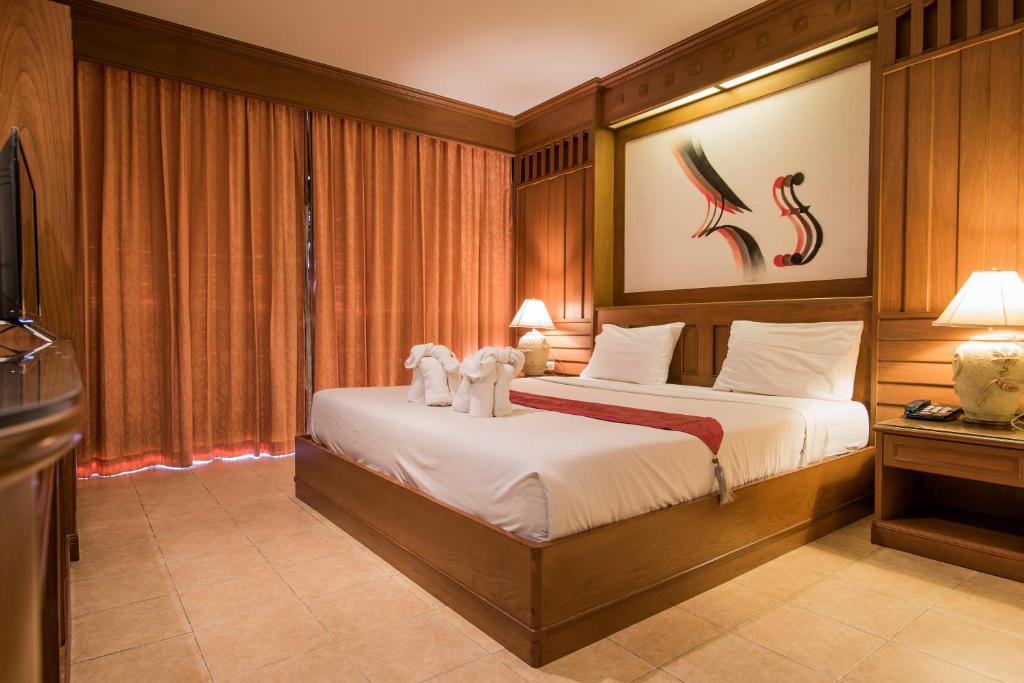 Двухместный (Улучшенный двухместный номер с 1 кроватью) отеля Cello Hotel, Пхукет