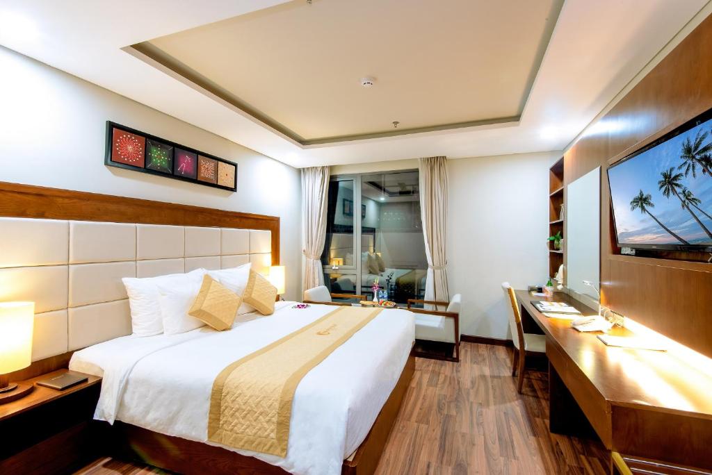 Двухместный (Улучшенный двухместный номер с 1 кроватью) отеля Grand Sea Hotel, Дананг