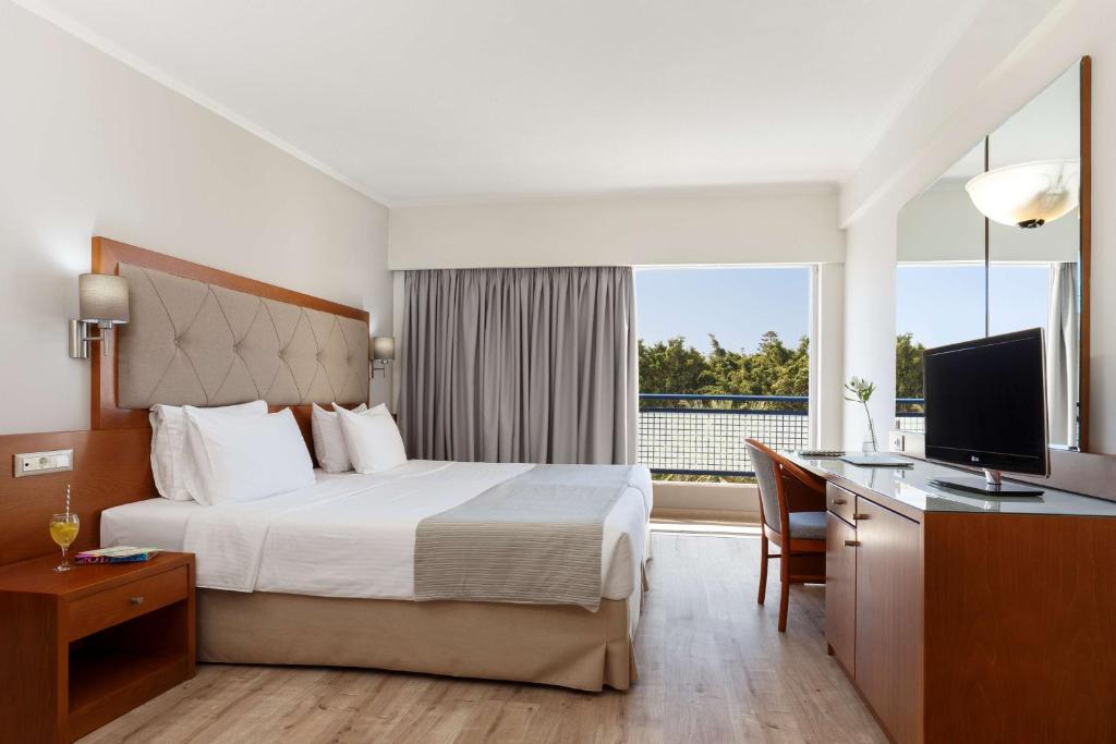 Трехместный (Двухместный номер с 2 односпальными кроватями и видом на бассейн - Для некурящих) отеля Best Western Plaza Hotel, Родос