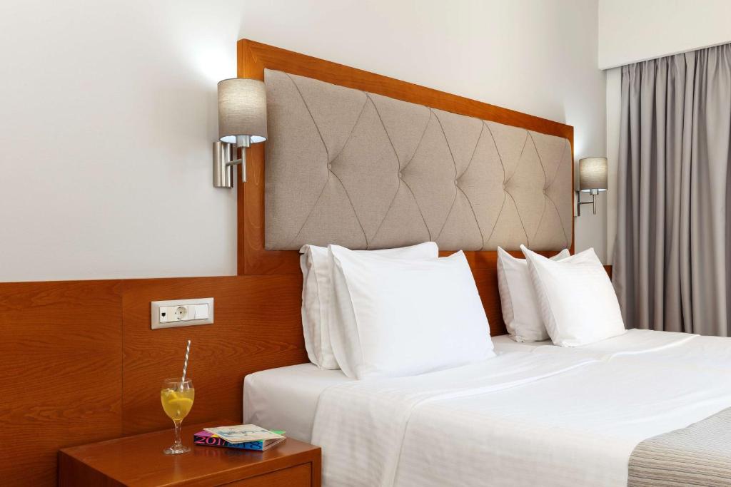Трехместный (Двухместный номер эконом-класса с 2 односпальными кроватями и диваном-кроватью) отеля Best Western Plaza Hotel, Родос