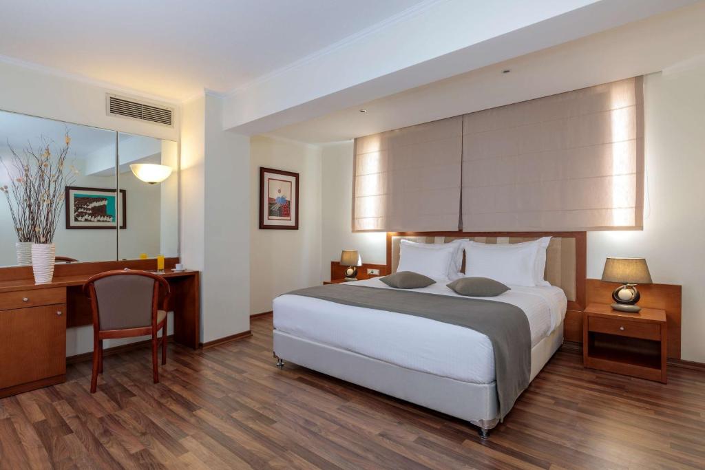 Сьюит (Полулюкс с 1 кроватью размера «queen-size», 2 односпальными кроватями и диваном-кроватью - Для некурящих) отеля Best Western Plaza Hotel, Родос