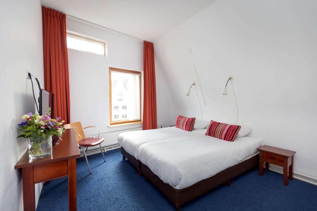 Двухместный (Семейный номер с 1 двуспальной и 2 отдельными кроватями) отеля Best Western City Hotel Leiden, Лейден