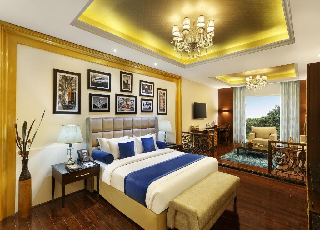 Двухместный (Suite - Book & Unlock Exclusive Deals/Discounts) отеля LA Marvella A Sarovar Premiere Hotel, Бангалор
