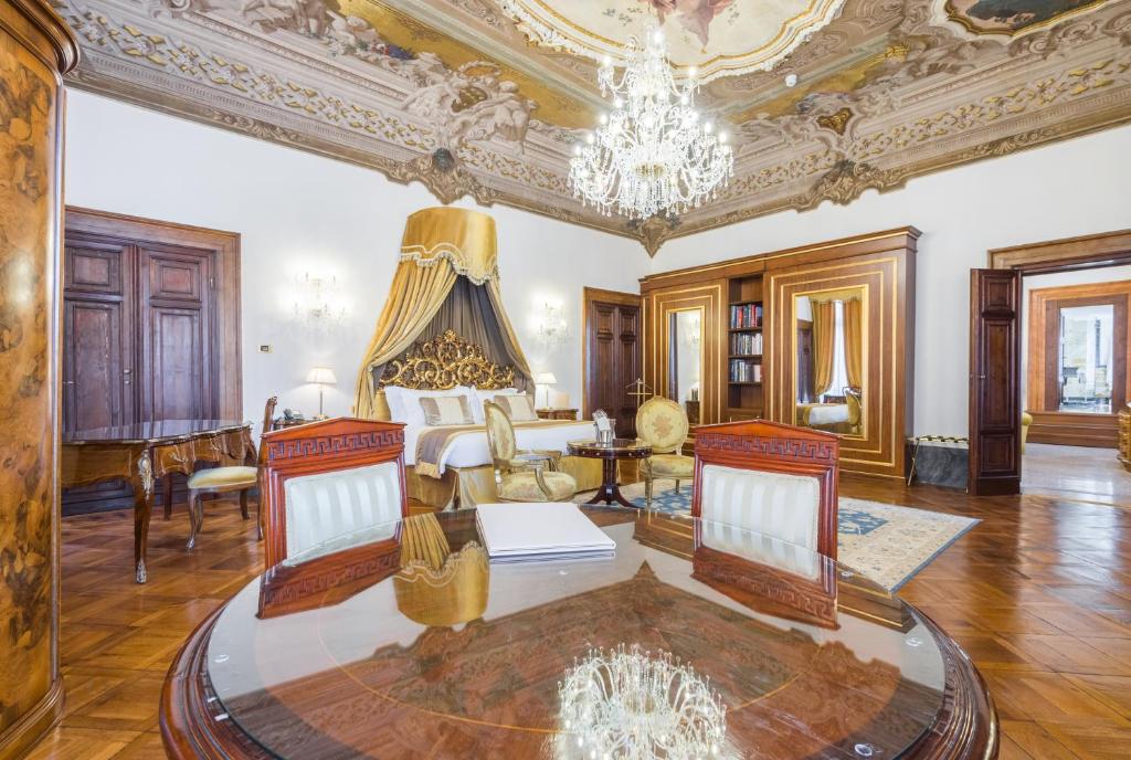 Сьюит (Представительский люкс с видом на канал) отеля Hotel Ai Cavalieri di Venezia, Венеция