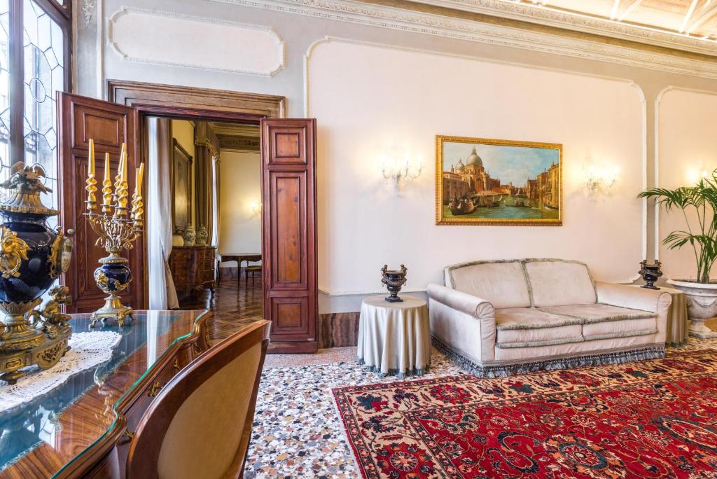 Сьюит (Представительский люкс с видом на канал), Hotel Ai Cavalieri di Venezia