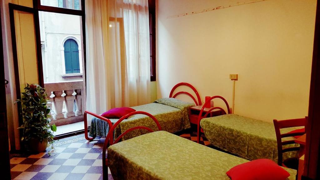Трехместный (Трехместный номер с общей ванной комнатой) хостела Ostello Domus Civica, Венеция