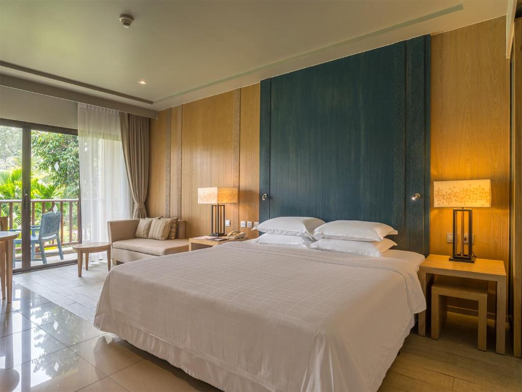Двухместный (Номер Делюкс с кроватью размера «king-size» и видом на море) курортного отеля Dusit Thani Krabi Beach Resort, Краби