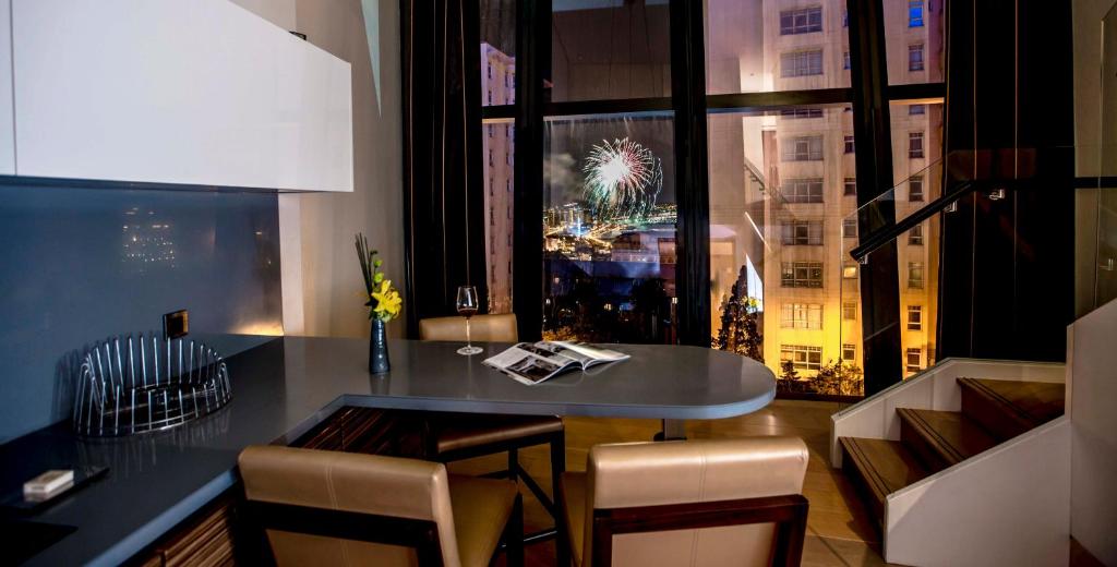 Апартаменты (Двухуровневые апартаменты с 1 спальней и видом на море) апарт-отеля Apartments by Fairmont Baku Flame Towers, Баку