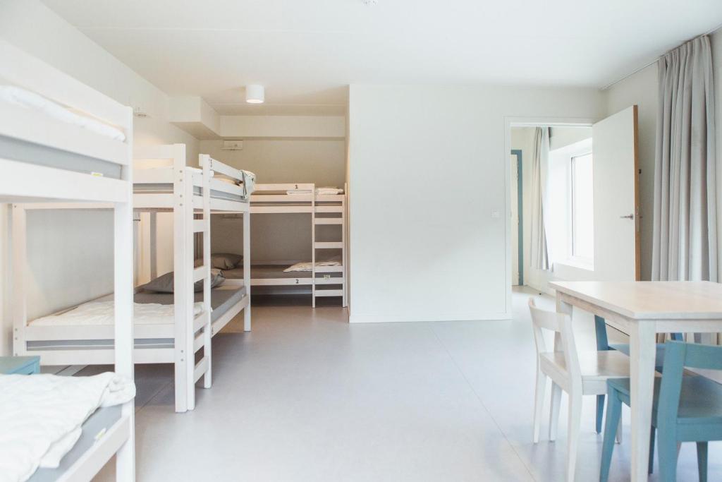 Номер (Bed in 6 bed mix dorm) хостела Snuffel Hostel, Брюгге