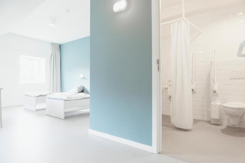 Двухместный (Двухместный номер с 2 отдельными кроватями и собственной ванной комнатой) хостела Snuffel Hostel, Брюгге