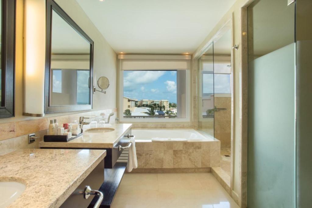 Сьюит (Предпочитаемый клубный номер с видом на океан и 2 двуспальными кроватями) курортного отеля Now Jade Riviera Cancun-All Inclusive, Пуэрто-Морелос