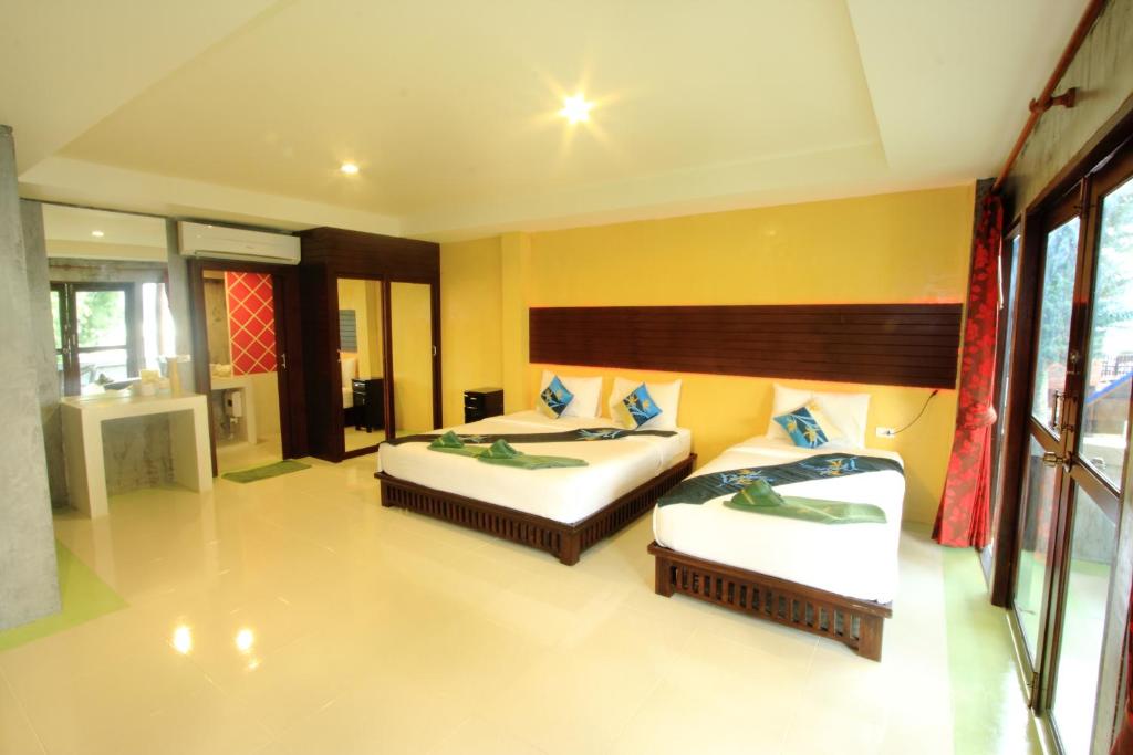 Трехместный (Трехместный номер) курортного отеля Tharathip Resort Koh Phangan, Пханган