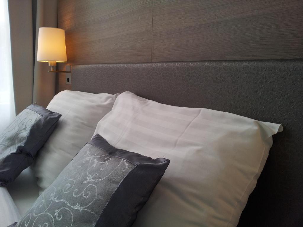 Двухместный (Небольшой двухместный номер с 1 кроватью или 2 отдельными кроватями) отеля The Concert Hotel, Амстердам