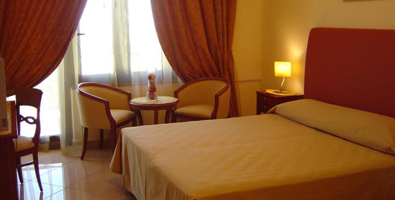 Двухместный (Двухместный номер с 1 кроватью или 2 отдельными кроватями) отеля Ranch Palace Hotel, Неаполь