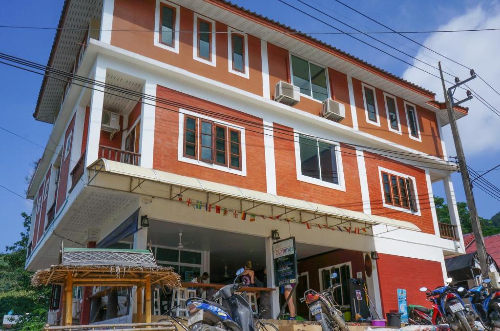 Трехместный (Трехместный номер с балконом) гостевого дома Summer Guesthouse and Hostel, Ко Тао