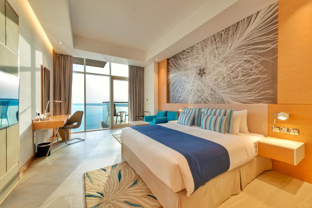Двухместный (Номер «Премиум» с видом на море и доступом на собственный пляж отеля) курортного отеля Royal Central Hotel The Palm, Дубай